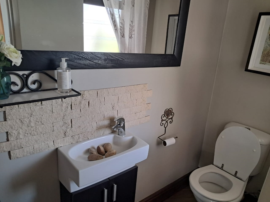 5 Bedroom Property for Sale in Avonddans Western Cape